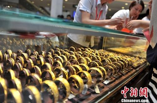资料图：黄金饰品。中新社记者 吕明 摄