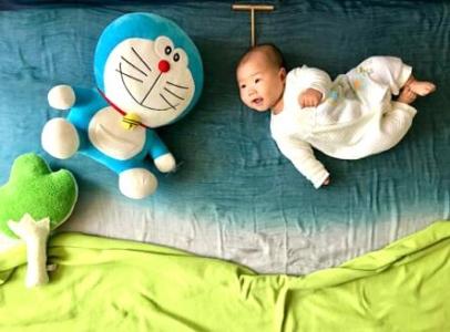 给儿子创意摆拍 80后妈妈把带娃崩溃日常活成一首诗