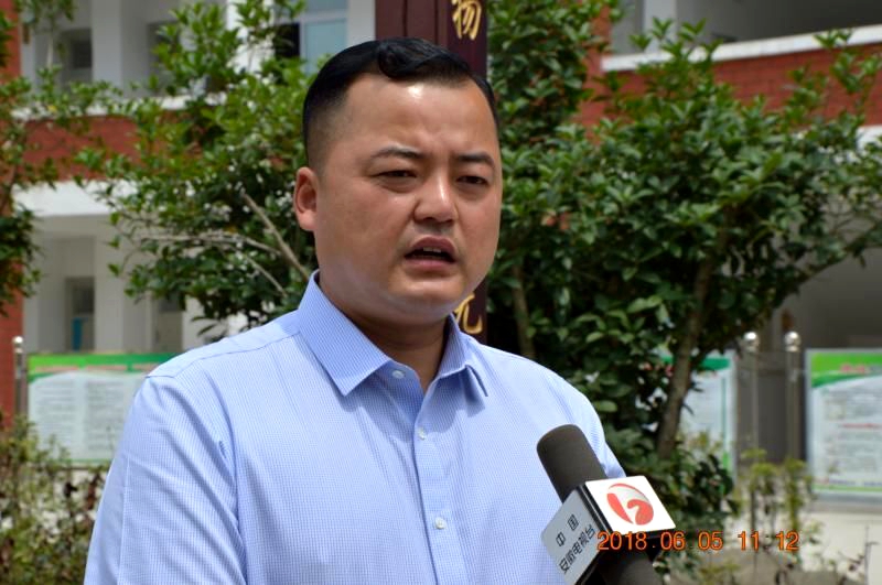 善举凝聚美德   爱心传递力量———关爱贫困留守儿童走进三合镇中心学校