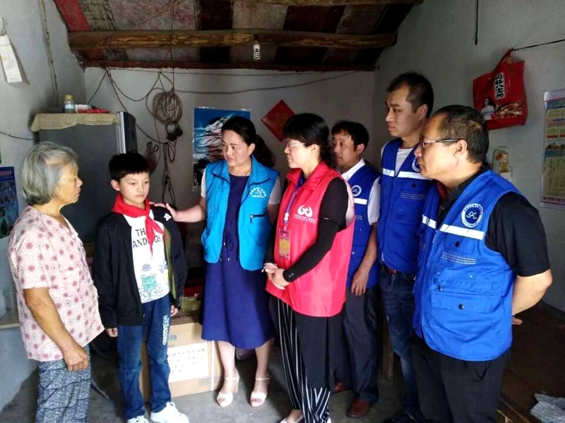 善举凝聚美德   爱心传递力量———关爱贫困留守儿童走进三合镇中心学校