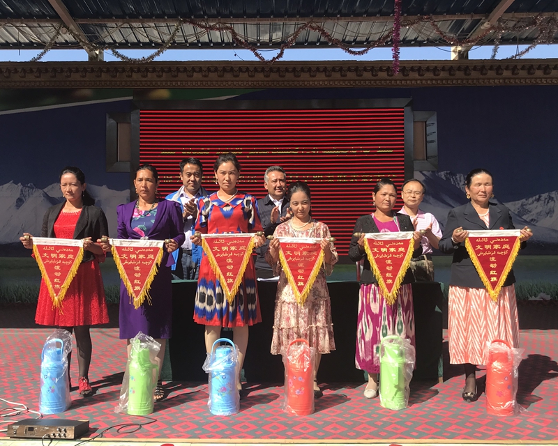 新疆党委办公厅驻村工作队 固本强基凝聚合力 让党的旗帜在基层阵地高高飘扬  