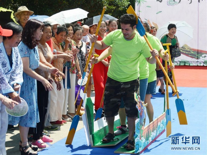 缝香囊、包粽子 各地居民品民俗迎端午