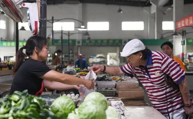 一幢别墅里的老年生存实验：入住前签署协议书 照排班表买菜