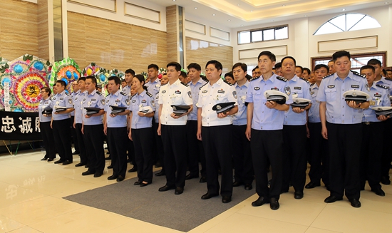 河南省商丘警方为牺牲民警刘志举行追悼会