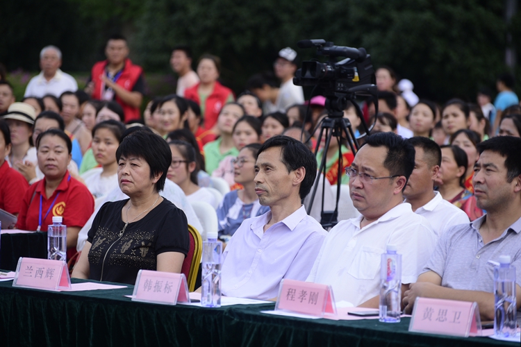 阜阳市文明之光志愿者协会“圆梦助学”公益晚会隆重举行