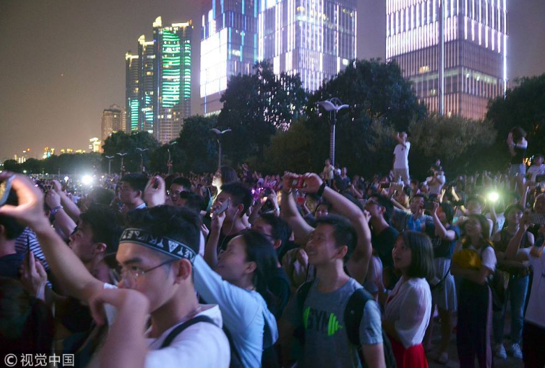 长沙：777架无人机橘子洲上空“说爱你”