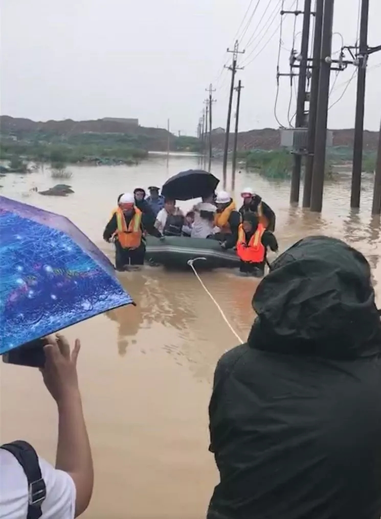 抗击暴雨 商丘“公安蓝”为群众撑起一片天