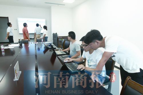 河南多部门加班推进“最多跑一次” 236个事项“一网通办”
