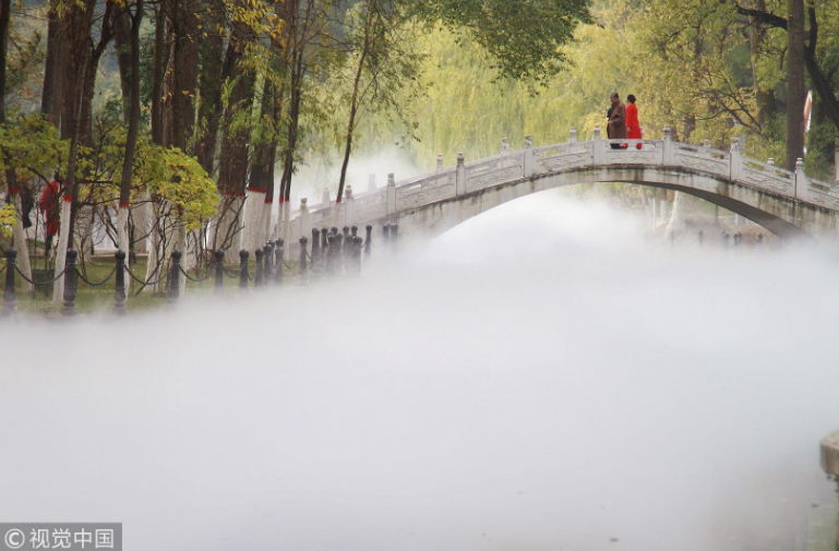 公园人造喷雾营造“仙境” 游客驻足拍照