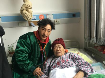 SSTV国际时尚电视《爱心100慈善万里行》走进松堂医院
