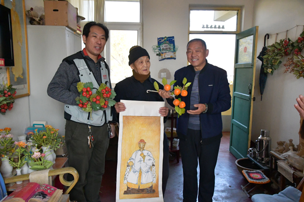 315记者摄影家网主编靳新国一行走进山东淄博洪山镇敬老院