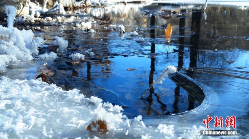 甘肃肃南雪后蓝天辉映雪地冰花