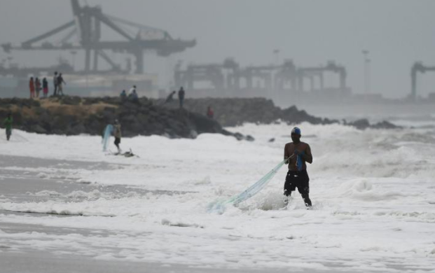 印度海岸污染泡沫遍布 渔民“雪地”中捕鱼