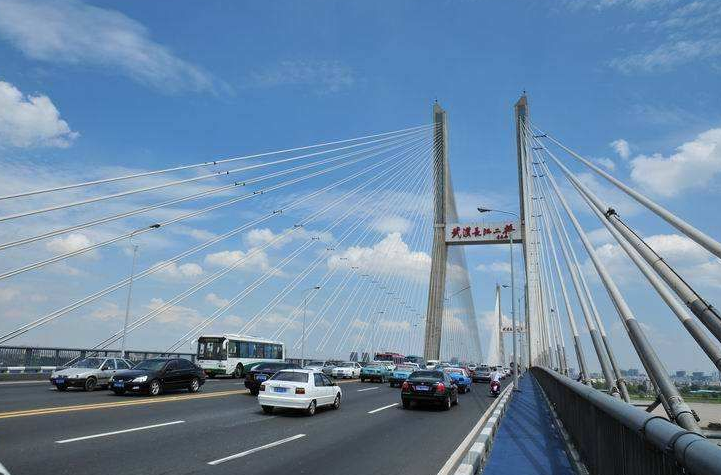 中国将8800吨的武汉大桥旋转81度，老外:“在西方根本不可能!