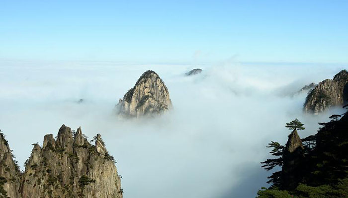 安徽黄山现云海佛光景观