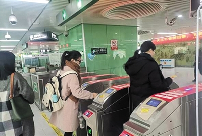 地铁卡余额超票价却无法进站 女生告地铁公司促改规