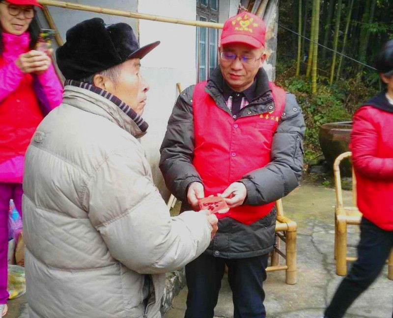 乐善公益团队慰问退役老兵过个温暖年