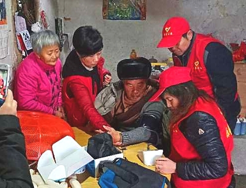 乐善公益团队慰问退役老兵过个温暖年