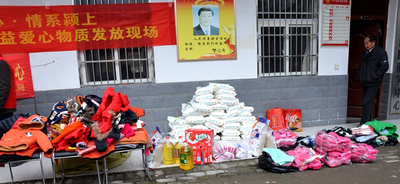  颍上县公益志愿者协会十八里铺服务中心为贫困户送温暖