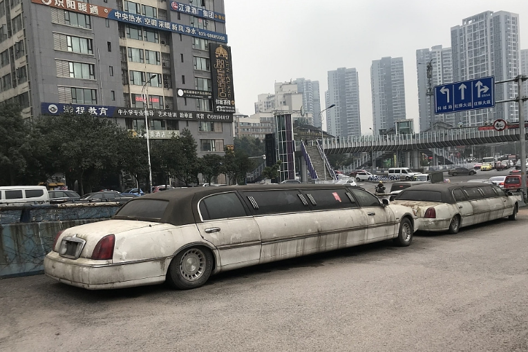 3辆加长版林肯被遗弃路边