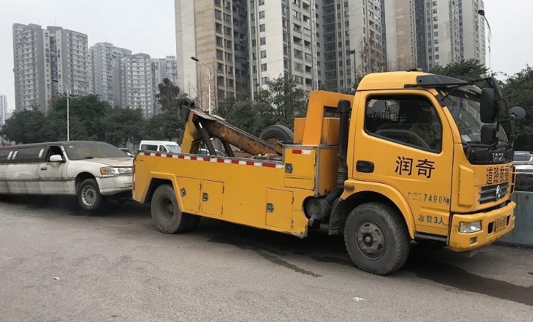 3辆加长版林肯被遗弃路边