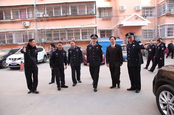 河南省公安厅党委委员胡克军节前慰问因公牺牲民警二级英模单登军家属