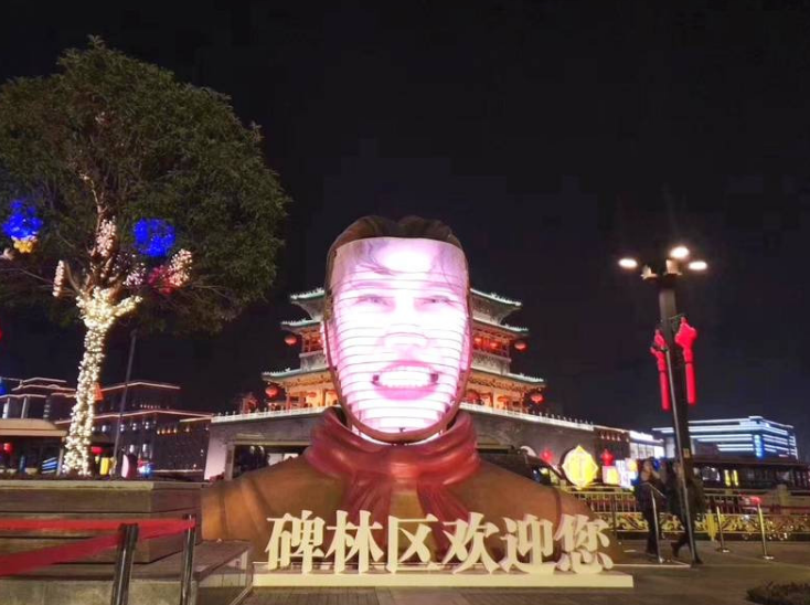 可随意变脸的巨型秦俑现身西安 网友：挺吓人的