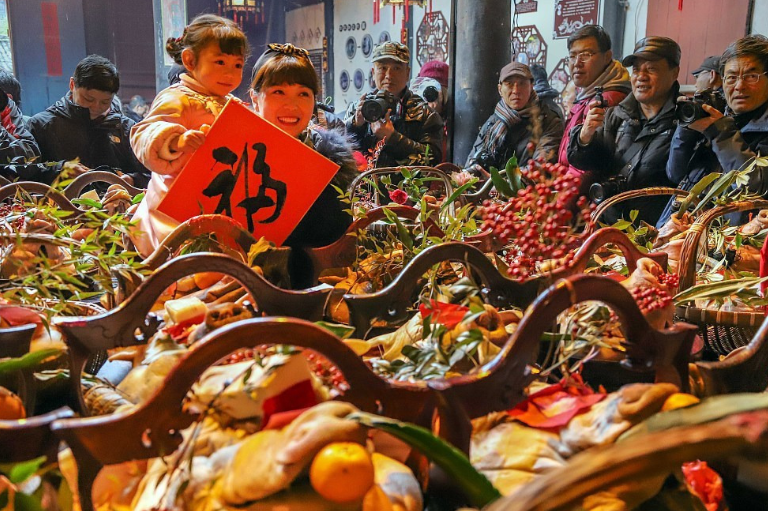 浙江：“赛猪头”祭祖先朱熹