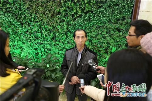 萍乡“爱心记者”坚守9年奔跑公益路 用大爱为贫弱群众撑起艳阳天