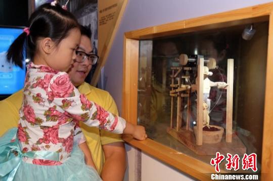 家长带着小朋友参观洗衣世界文化博物馆。 颖怡 摄