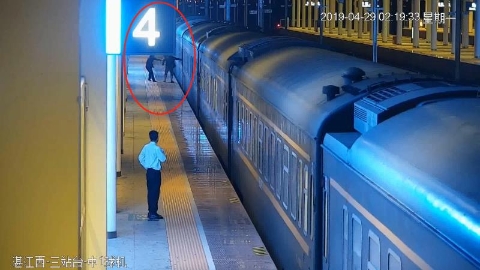 男子转车时怕耽误时间竟做出这种疯狂举动……结果悲剧了