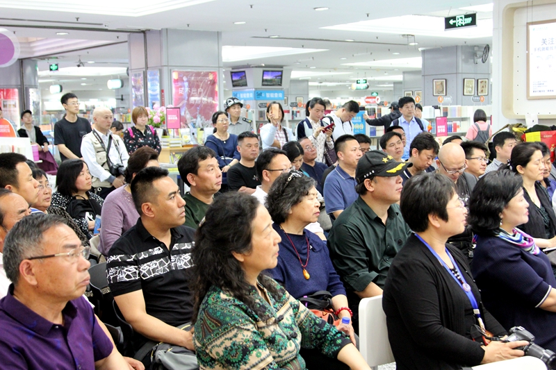 江淮公安作家      小说京城首发 —宫桦长篇小说《爱舞长天》在西单北京图书大厦举行发布会