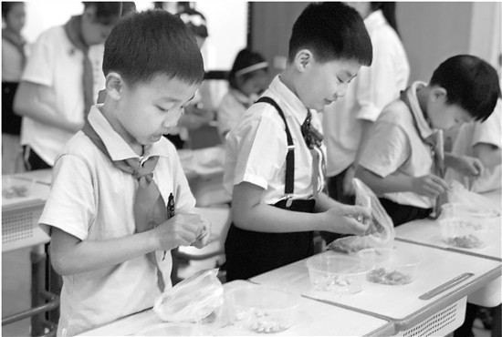 “剥毛豆”真能预防近视 还能让孩子的字写得更好吗