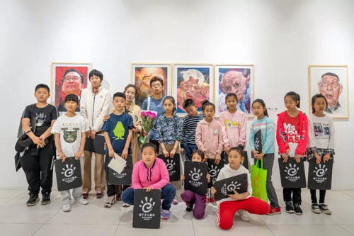 08参展画家为观众导览并与小画家们合影.jpg