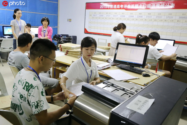 探秘海南高考评卷场工作人员拆封试卷 武警24小时值守