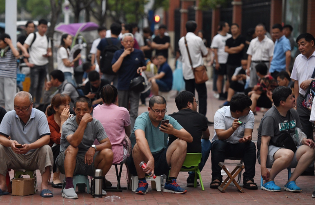 小学新生入学报名家长凌晨排队 校方:劝不住