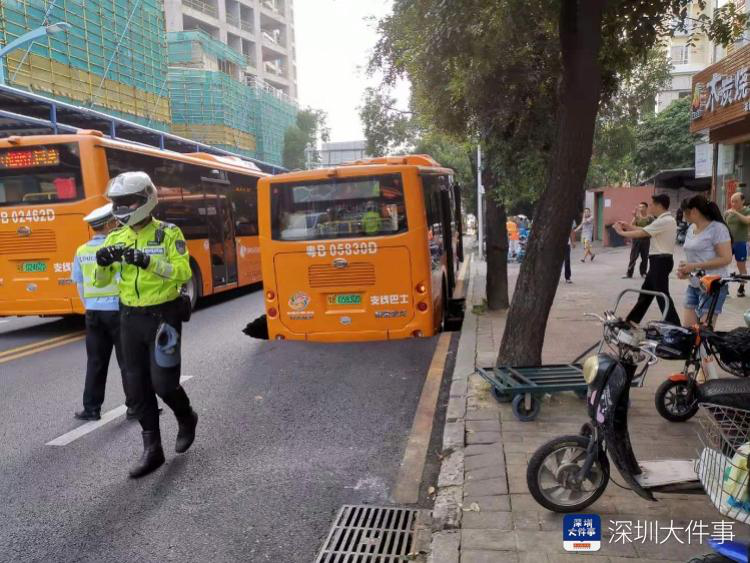 路口路面塌陷，深圳一公交车陷入深坑，事发时有一车乘客 