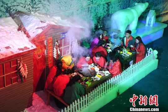 重庆民众伏天裹棉袄“冰天雪地”烫火锅