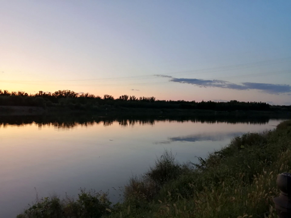 初秋暮色下静静地潮白河