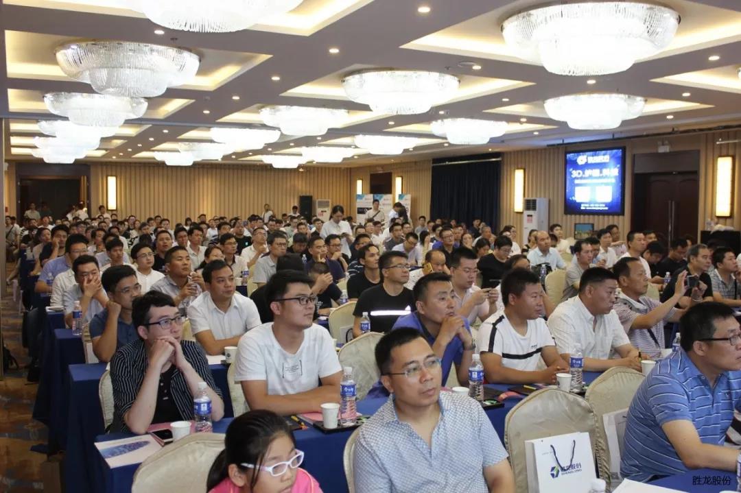 “新型显示技术及应用推介会”在郑州举行