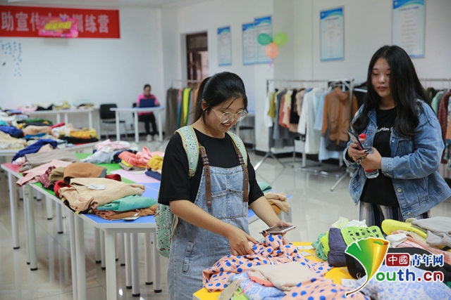 高校开“爱心超市”衣服免费领 志愿服务时长可以当钱花