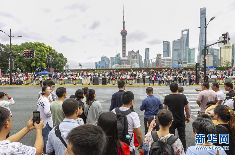 10月2日，市民游客前往外滩观光游览。 当日是国庆长假第二天，市民游客纷纷来到上海市著名景点观光游览。 新华社发 （王翔 摄）