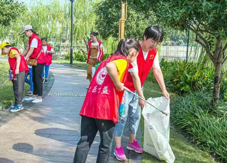 向祖国献礼， 余姚市快乐公益志愿者在台风后清理垃圾