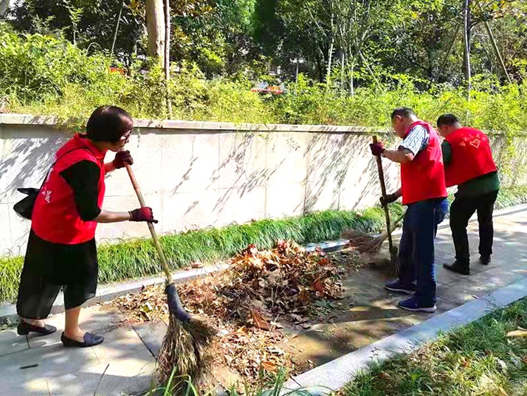 向祖国献礼， 余姚市快乐公益志愿者在台风后清理垃圾