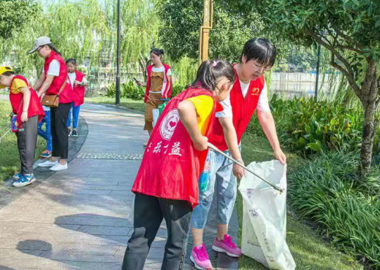 向祖国献礼，余姚市快乐公益志愿者在台风后清理垃圾