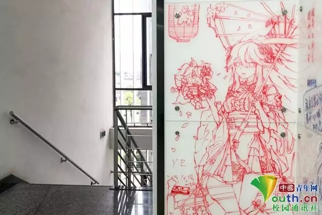 四川大学“涂鸦墙”走红 大四女生3天画满三面动漫人物墙