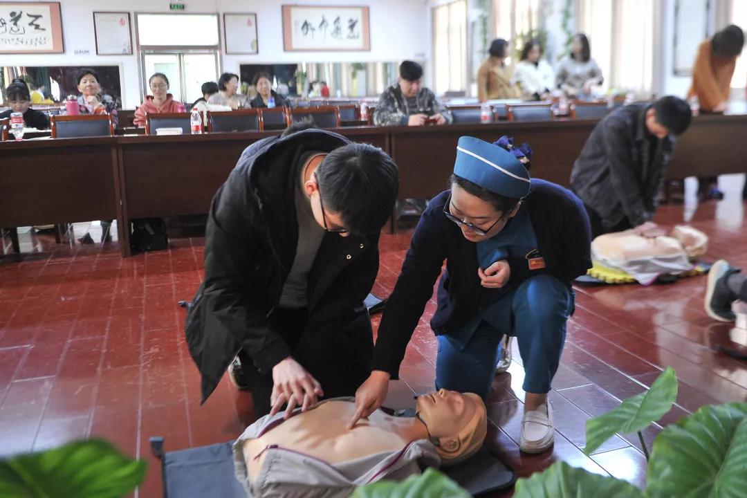 36位新人集体领证！我们是郑州急救志愿者