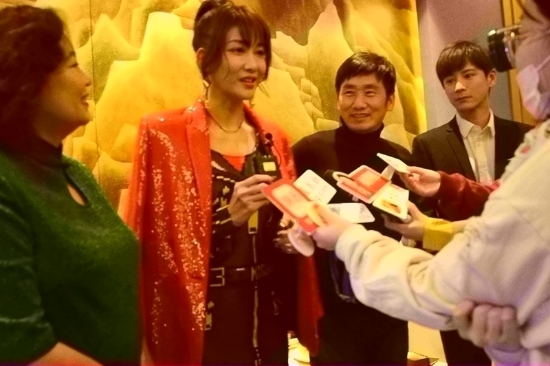 《站住！小偷》剧组亮相金鸡百花 郑云携主创劲歌热舞欢乐开场