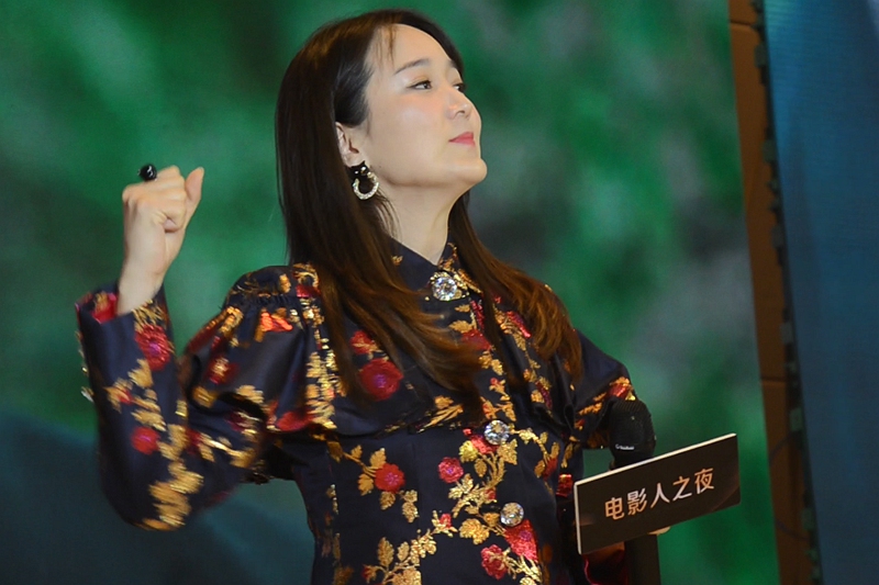 《站住！小偷》剧组亮相金鸡百花 郑云携主创劲歌热舞欢乐开场