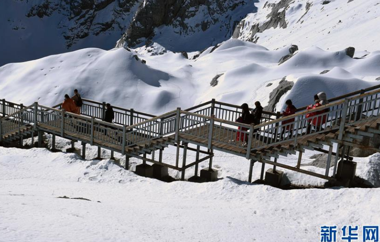 云南丽江：玉龙雪山景色壮美